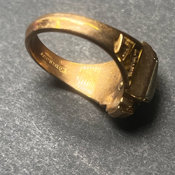 Josten 10K Emerald Eastern Eagles π¦
Class Ring π Elegant High School π« Luxury - Picture 11 of 16